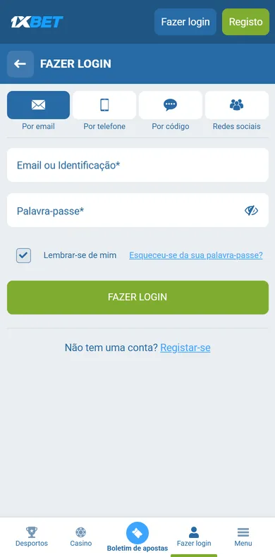 Ecrã Fazer login da 1xBet no telemóvel com as opções Por email, Por telefone, Por código e Redes sociais, os campos de email e palavra-passe e o botão Fazer login